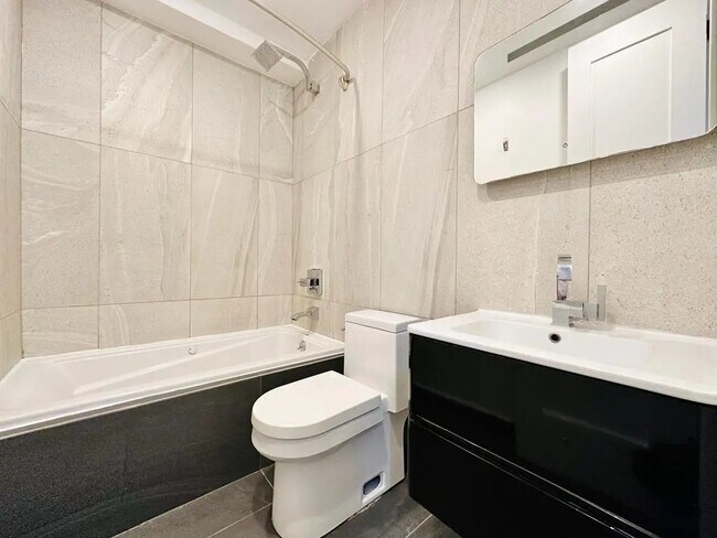 Foto del edificio - Furnished room/NOT APARTMENT