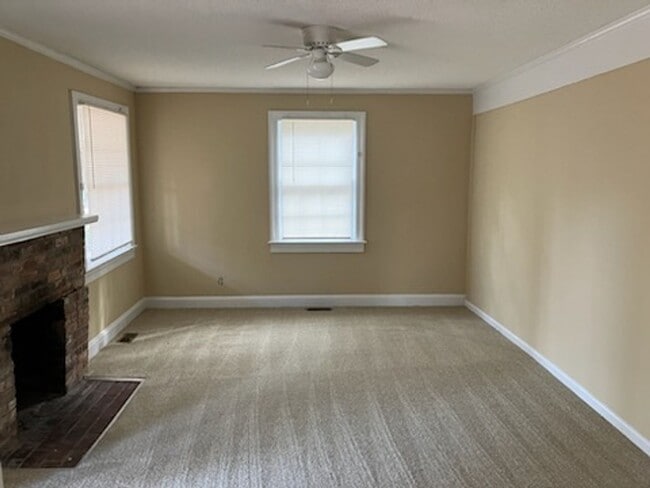 Building Photo - 915 College Cir N