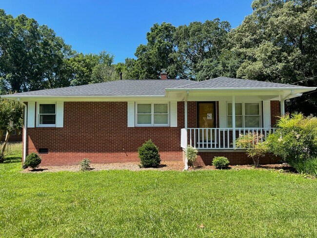 Building Photo - BEAUTIFUL 2 BED HOUSE, LARGE DECK, LARGE B...