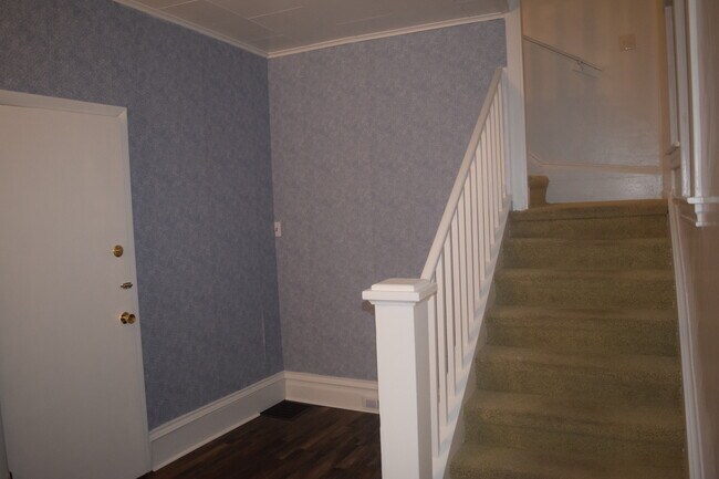 entryway - 628 E Garfield St