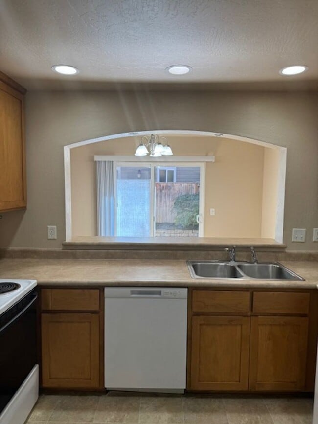 Foto del edificio - COME HOME TO COMFORT TO THIS 3 BEDROOM HOM...