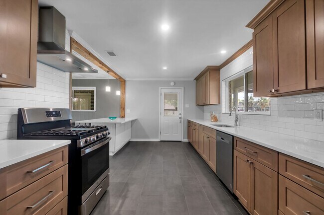 Building Photo - Renovated home on Moss St