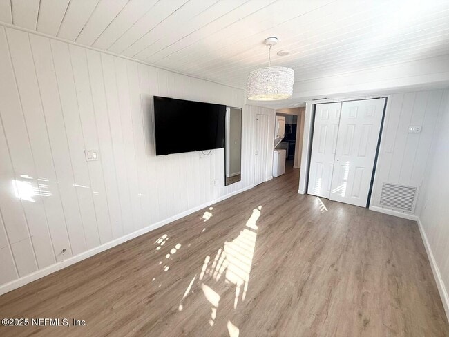 Building Photo - 811 2nd St S