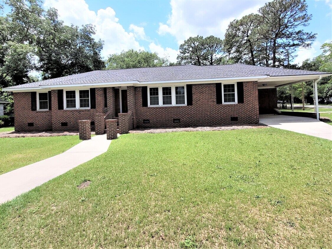 Front - 207 Woodhaven Dr