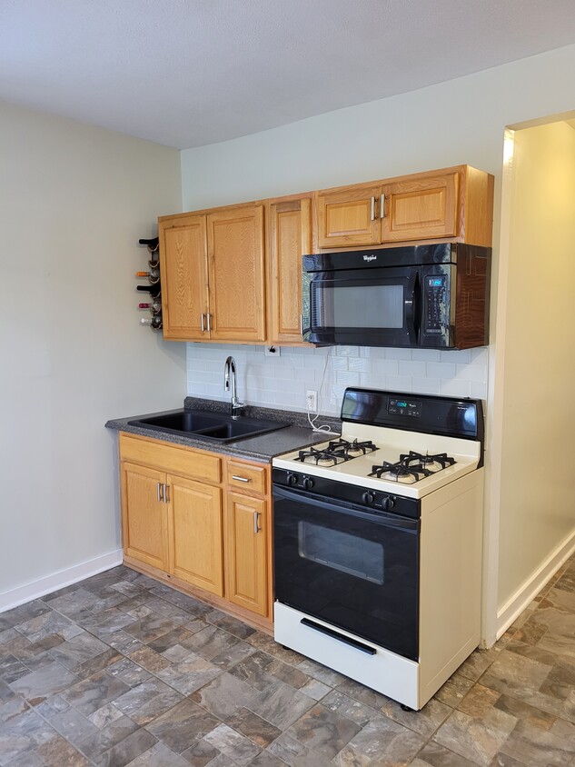 Gas Range and Microwave - 629 Oak St