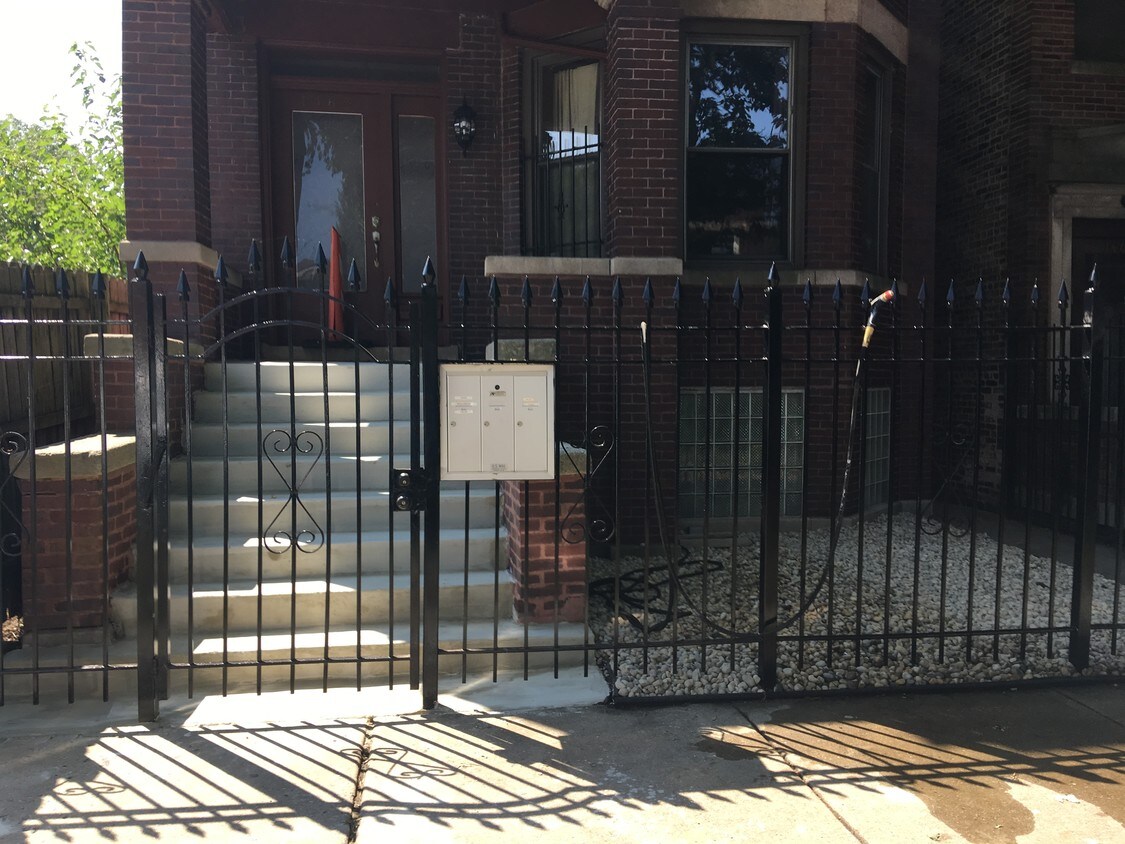 Primary Photo - 1465 E 69th Pl