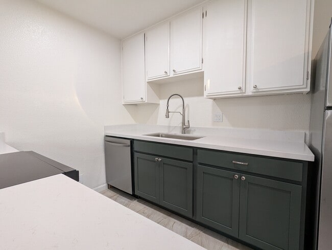 Building Photo - 73443 Catalina Way