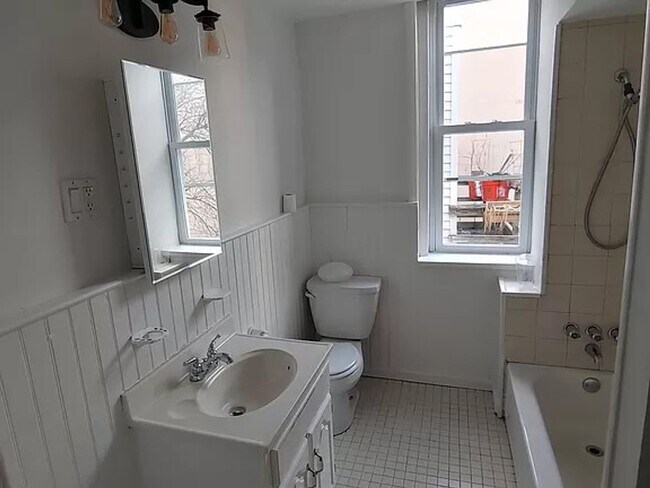 Foto del edificio - Newly Renovated 2 Bedroom 1 Bath -- Fabric...