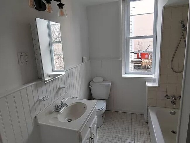 Building Photo - Newly Renovated 2 Bedroom 1 Bath -- Fabric...