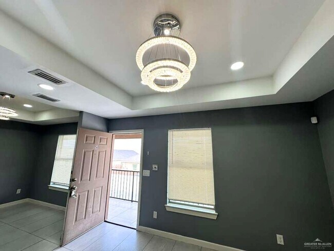 Foto del edificio - 10 W Harrison Ave