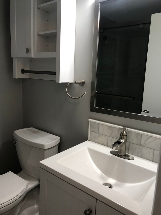 Upstairs Bathroom - 4207 Glendale Rd