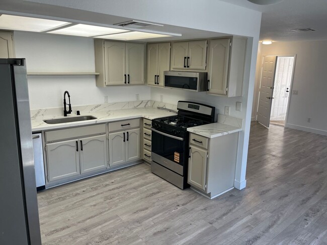 Foto del edificio - Experience easy living in this bright and ...