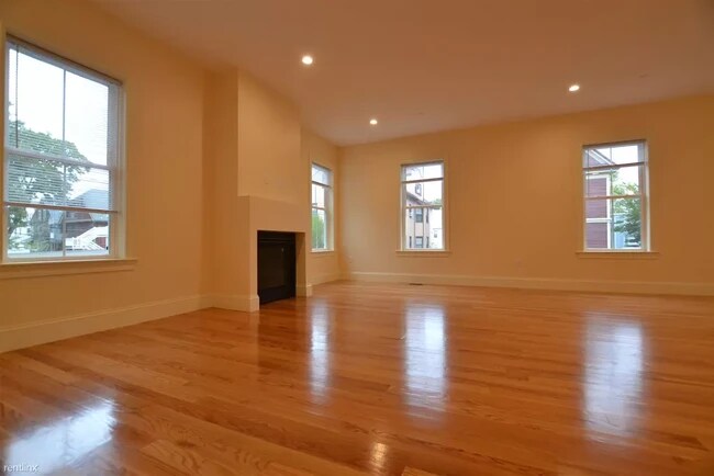 Building Photo - 7B Sparhawk St