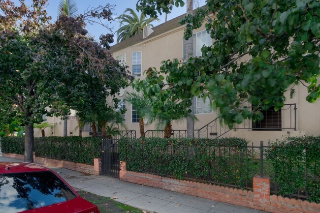 Foto del edificio - 3254 James M Wood Blvd