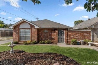 Building Photo - 3037 Cunningham Dr