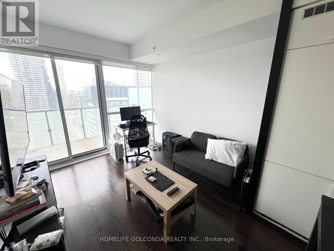 Building Photo - 15 Grenville St