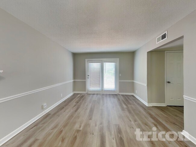 Building Photo - 5029 English Village Dr