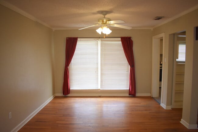 Building Photo - Super Cute 2 Bedroom Home in Tech Terrace! Pre-Leasing for August!