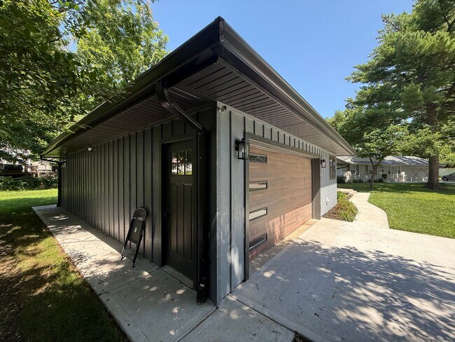 Foto del edificio - Fully Renovated 3 Bed / 2.5 Bath Main-Level Residence in Westwood with Attached Garage and Utilit...