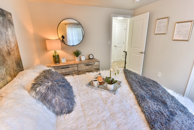 Bedroom #1 - Middle River Overlook