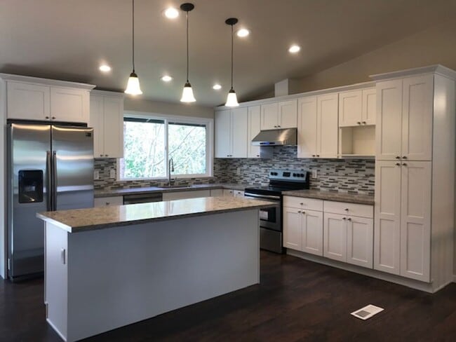 Building Photo - Beautifully remodeled 2 Story SFH 4 BD 2.5...