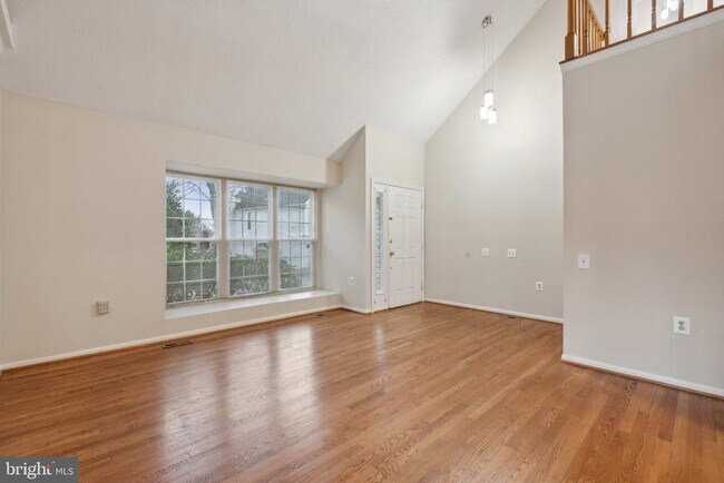 Building Photo - 479 Foxridge Dr SW