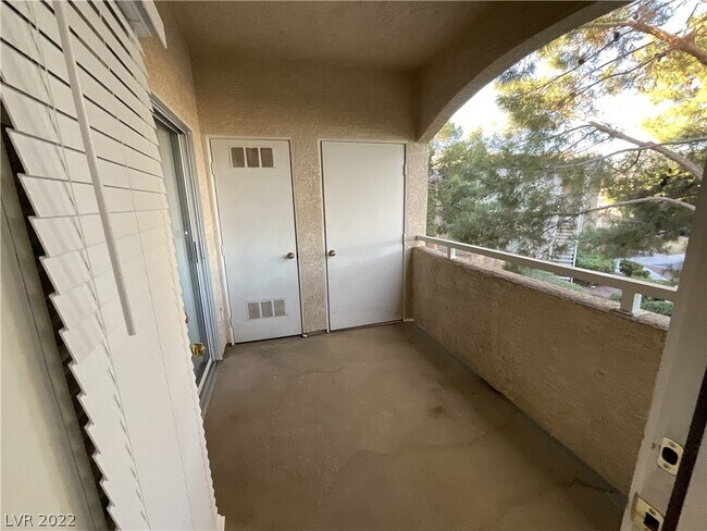 Building Photo - 3400 Cabana Dr