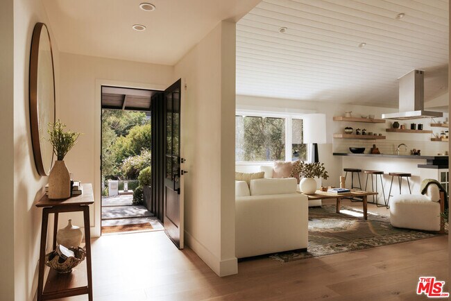 Foto del edificio - 1744 N Doheny Dr