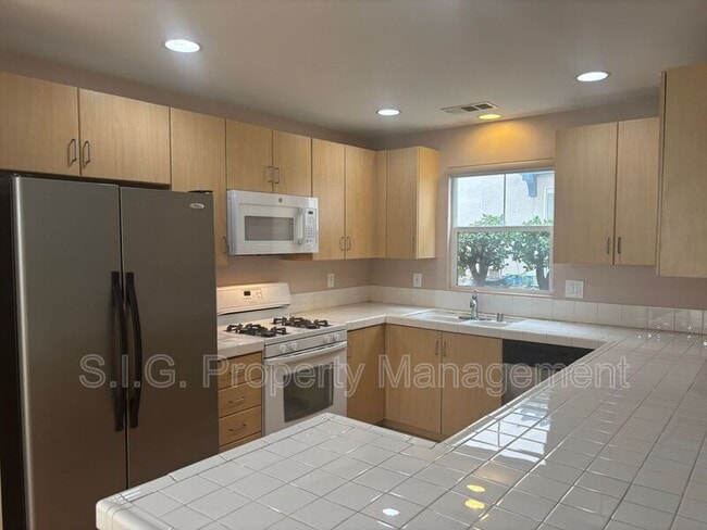 Building Photo - 202 Cancion Way
