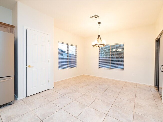 Foto del edificio - 2 story, 4 bedroom 2 bath, 2 car garage SO...