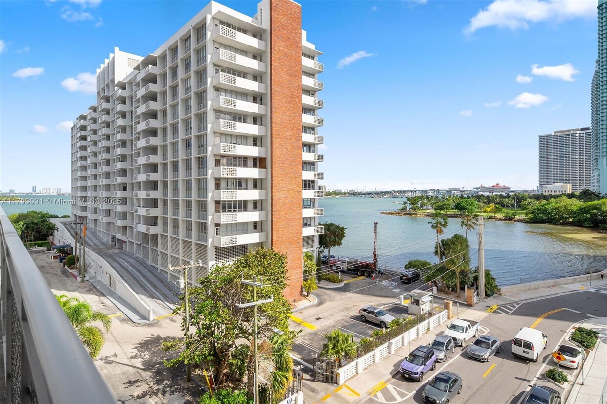 Primary Photo - 2150 N Bayshore Dr