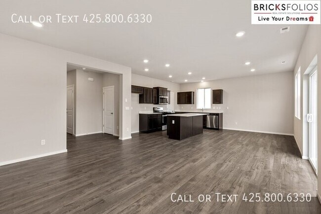 Building Photo - The Hawthorne Awaits You in Stetson Heights!