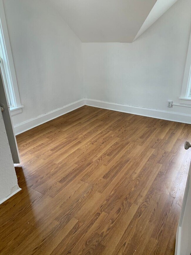 Building Photo - 2 br, 1 bath House - 614 N 12th Street