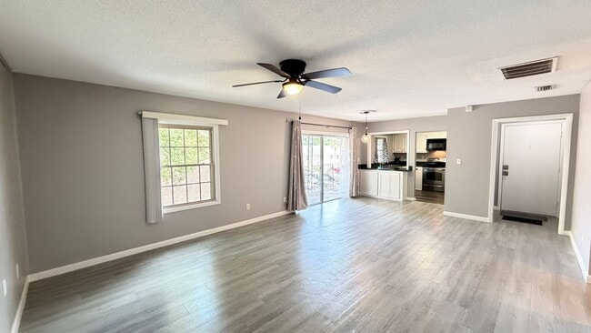 Foto del edificio - Timeless Charm Meets Modern Living — A 2BD/2BA Casselberry Gem You’ll Fall In Love With! WASHER &...