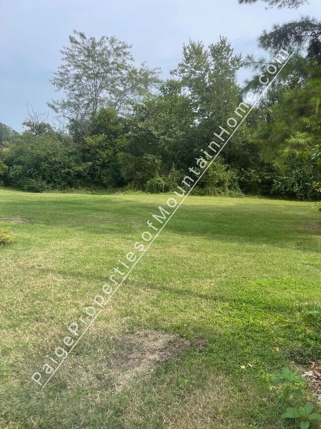 Building Photo - Midway Meadows #6**