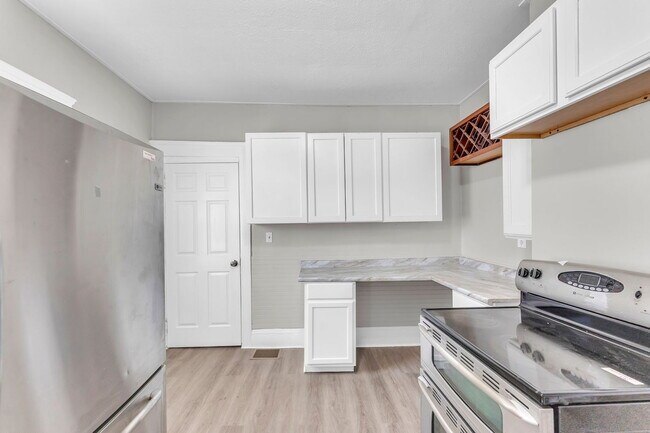 Foto del edificio - "2 Bedroom Duplex w/Built in Wine Rack!?! Whaaat?!?!"