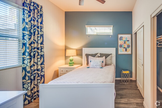 2BR, 2BA - 935 SF - Keller Town Square
