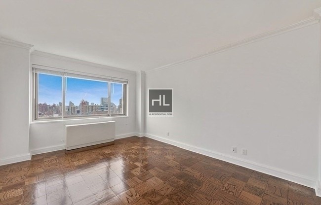 Building Photo - 211 E 70th St