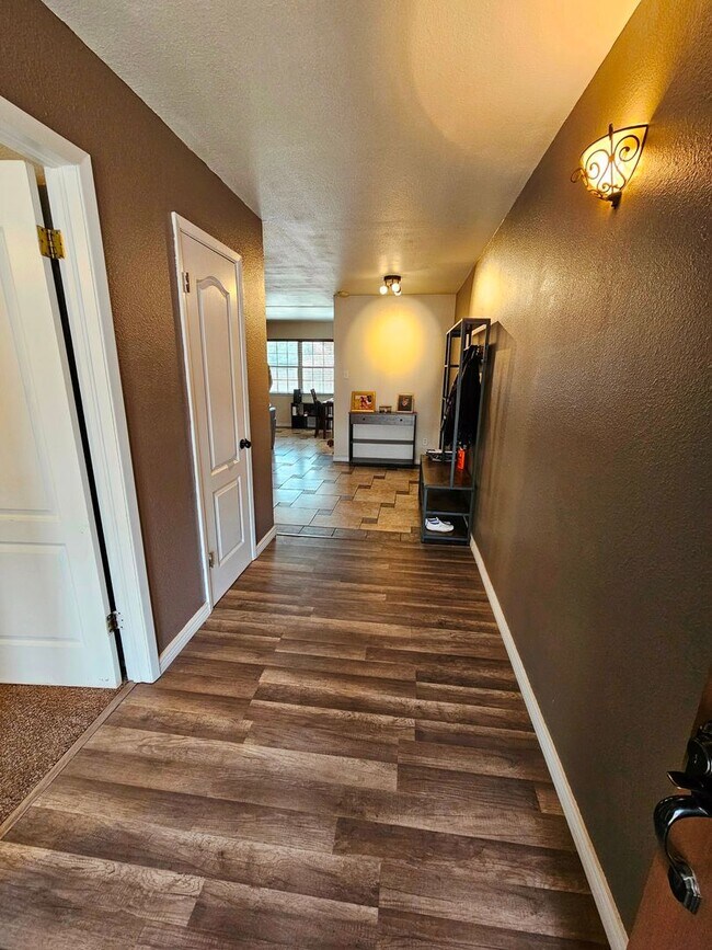 Foto del edificio - Beautiful 4 Bedroom / 2 Bath Large Home with Refrigerated Air