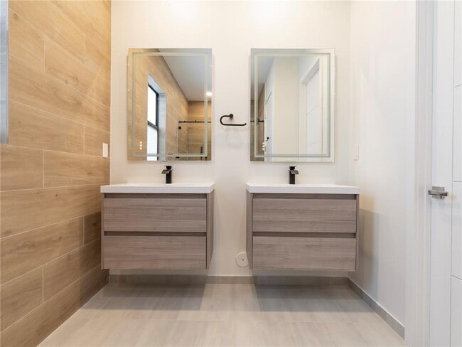 Building Photo - 843 SW 29th St