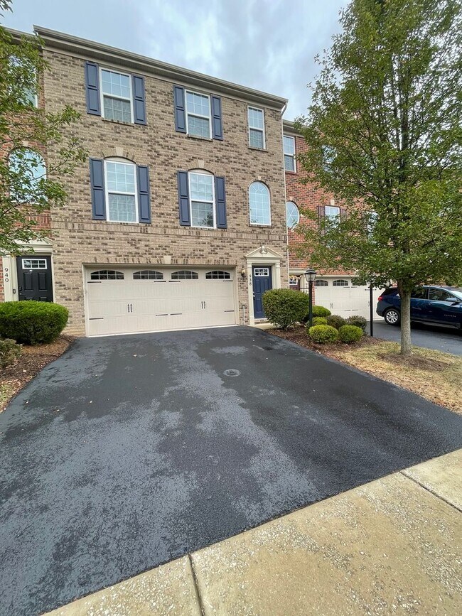 Foto del edificio - Gorgeous 3 BD/ 2.5 BA Townhouse Available ...