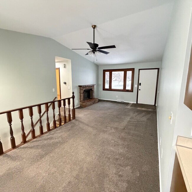 Building Photo - Rockford Schools! 3 Bedroom Duplex