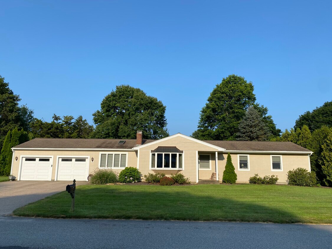 31 Lawnwood Rd, North Kingstown, RI 02852 House Rental in North