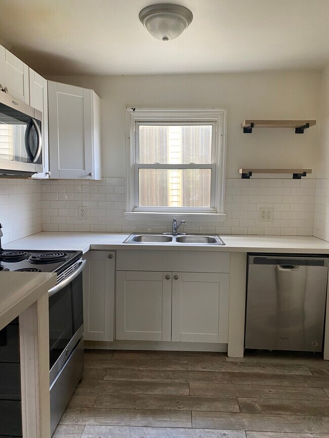 Kitchen - 8615 S Claiborne Ave