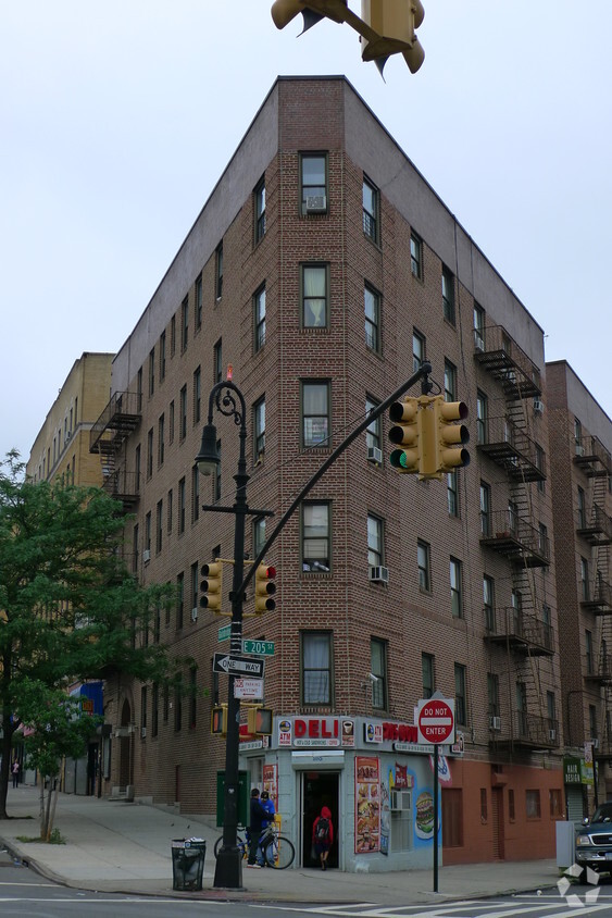 Primary Photo - 3106 Bainbridge Ave