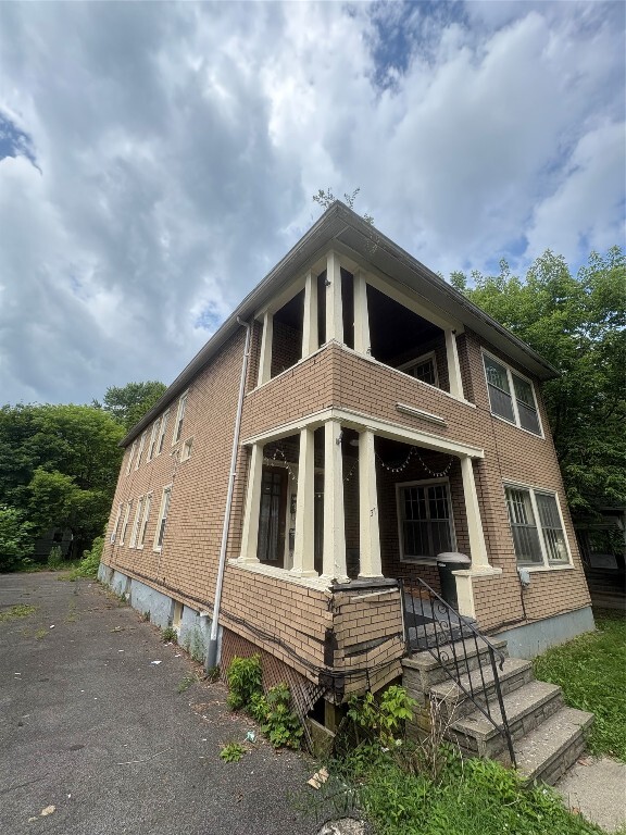 Building Photo - 37 Haendel St