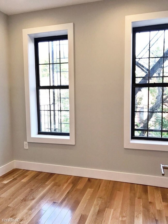 Building Photo - 304 Suydam St
