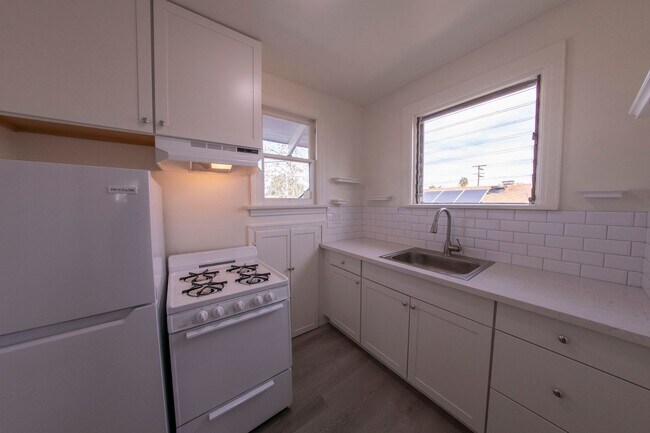 Foto del edificio - 2 BR/ 1BA unit in Hilcrest - Charming Upstairs Apt, A/C & Heat, tons of windows, updated Kit, ori...