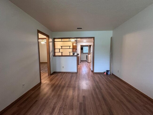 Building Photo - 2037 Delaware Ln
