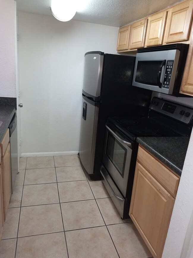 Building Photo - 2 bedroom in Tampa FL 33614